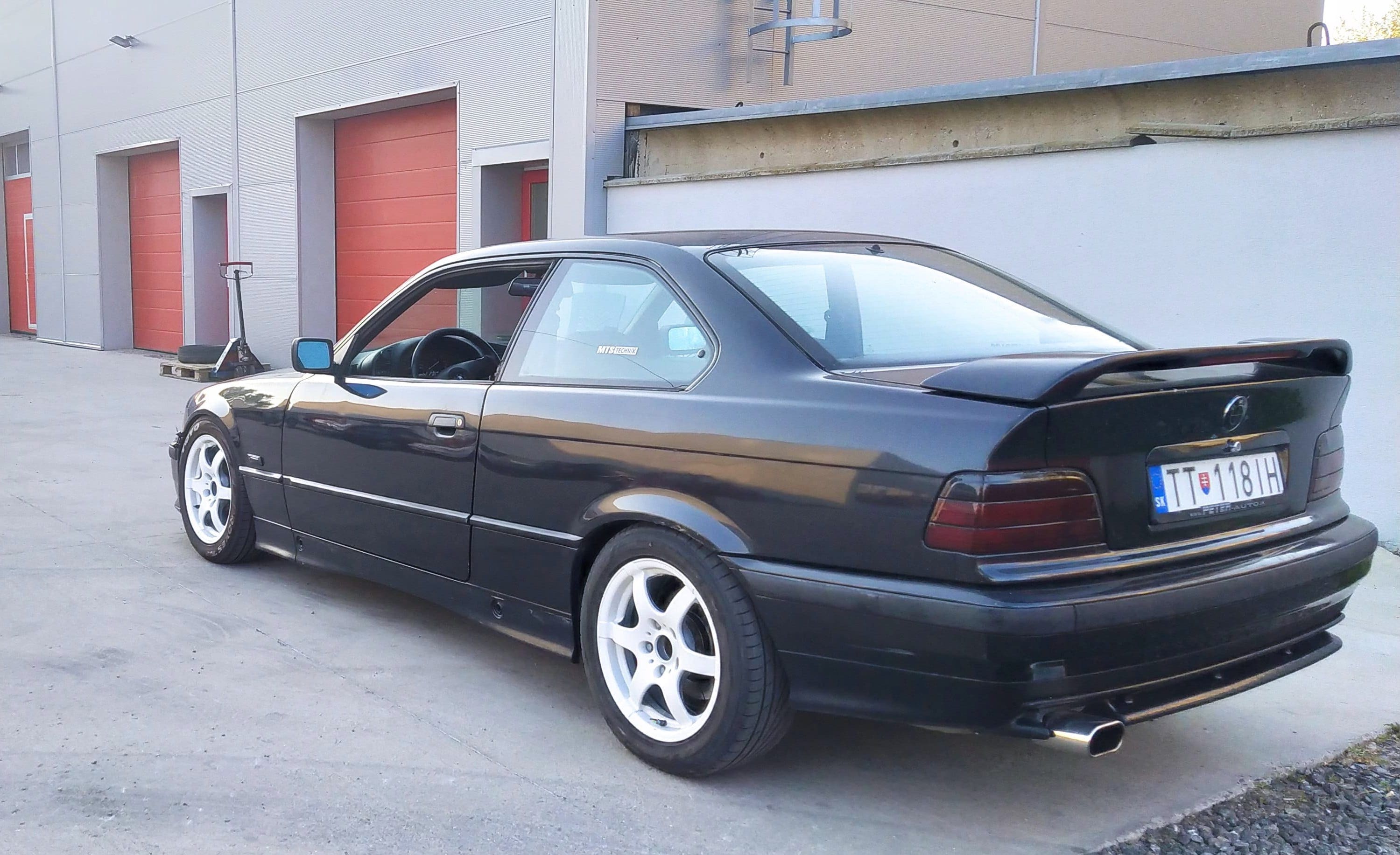 bmw-e36-coupe-318is-103kw-od-pedersena-2-min-min